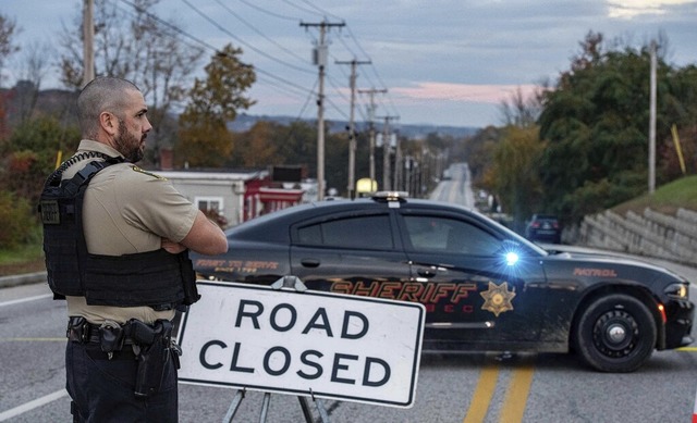 Hunderte Polizisten sind an der Fahndung nach dem Tter beteiligt.  | Foto: JOSEPH PREZIOSO (AFP)