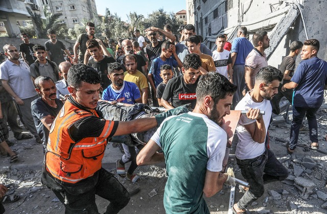 Rettungskrfte bergen Tote und Verletzte nach Raketenangriff in Gaza.  | Foto: Abed Rahim Khatib (dpa)