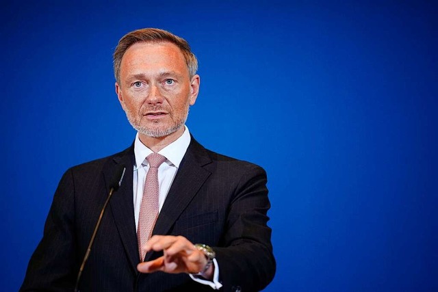 Finanzminister Christian Lindner will ... den Investitionen Prioritten setzen.  | Foto: Kay Nietfeld (dpa)