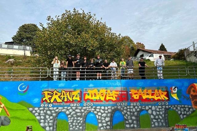 Neuntklssler gestalten Graffiti im Hof der Josef-Faller-Schule