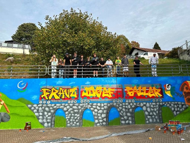 Evan Mocnik (Dritter von links) und di...sentieren ihr fast fertiges Graffiti.  | Foto: Ingo Priebe