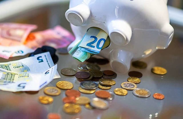Die Deutschen sparen gerne. Das hat ni...hen, sondern auch die Volkswirtschaft.  | Foto: Hendrik Schmidt (dpa)