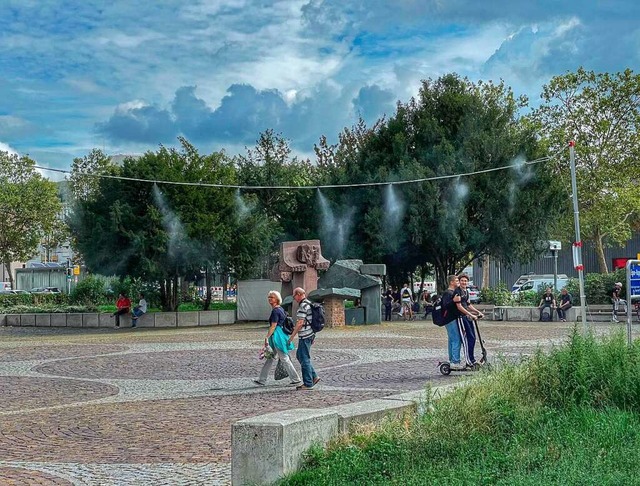 Die Nebeldusche auf dem Egon-Hugenschmidt-Platz am Rathaus  | Foto: Barbara Ruda