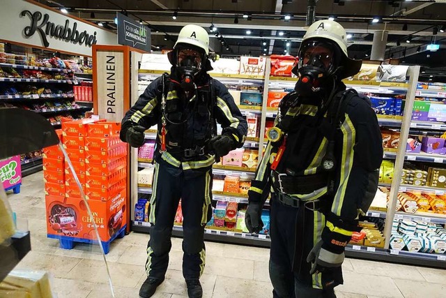 Ein nicht alltglicher Anblick: Feuerwehrmnner im Supermarkt.  | Foto: Heidi Rombach