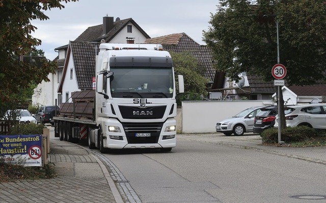 Der Weg von Merdingen  zur B 31 und Au...le Lastwagen mitten durch Gndlingen.   | Foto: Christine Weirich