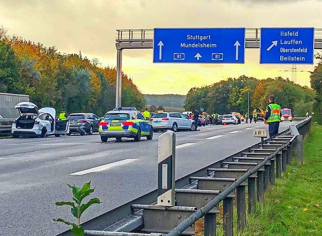 Einsatzkrfte helfen den Betroffenen b...stelle Ilsfeld im Landkreis Heilbronn.  | Foto: Damian , EinsatzReport24 (dpa)