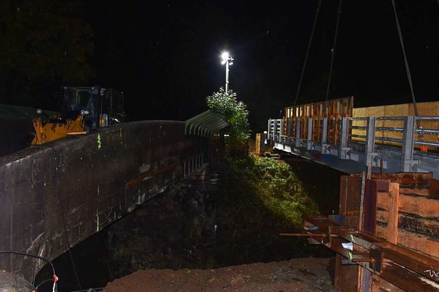 Die neue Brcke ber die Bundesbahnstr...an auf die Stahlauflagertger gesetzt.  | Foto: Thomas Biniossek