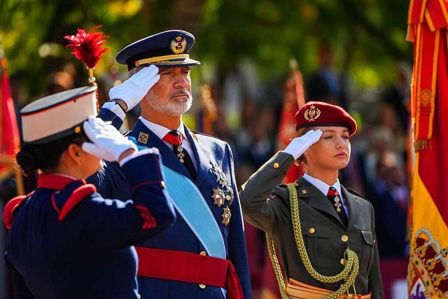 Knig Felipe VI. (Mitte) und Leonor, P...er Militrparade zum Nationalfeiertag.  | Foto: Manu Fernandez (dpa)