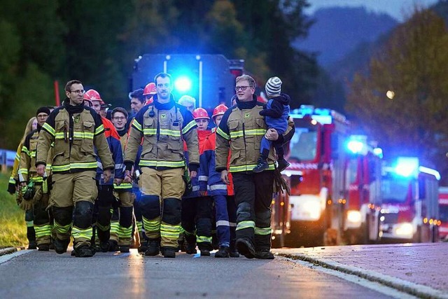 Die Einsatzmannschaft der Feuerwehr St...alten in das neue Feuerwehrgertehaus.  | Foto: Susanne Gilg (St. Blasien)