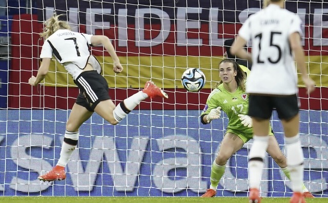 Lea Schller (7) trifft hier per Kopf zum 1:0 fr die deutsche Auswahl.  | Foto: Uwe Anspach (dpa)