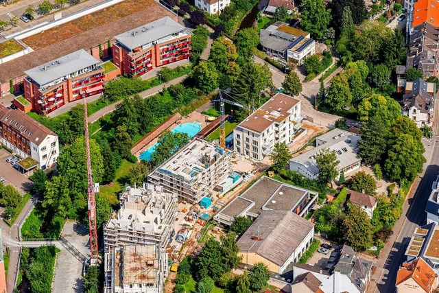 Blick von oben auf die  Gebude und das Aktienbad.  | Foto: Martin Bildstein