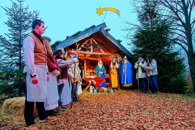 Zum Krippendorf in Bamlach an den beid...penspiele samt Ochs, Esel und Schafen.  | Foto: Kolpingfamilie Bamlach