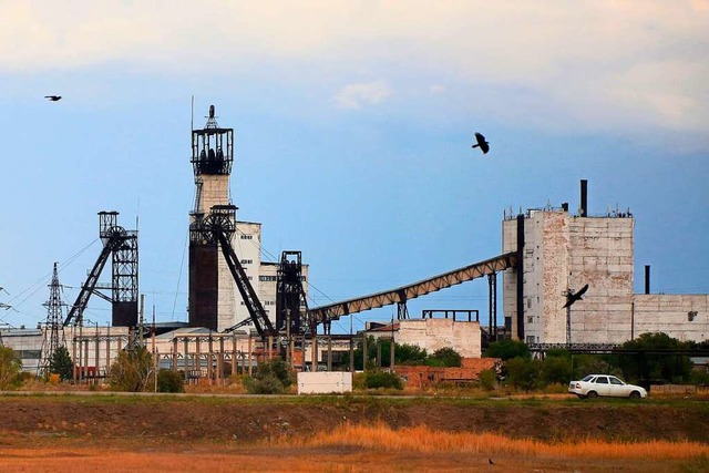 Blick auf ein Bergwerk von Arcelormitt...211; 23 Menschen werden noch vermisst.  | Foto: RUSLAN PRYANIKOV (AFP)