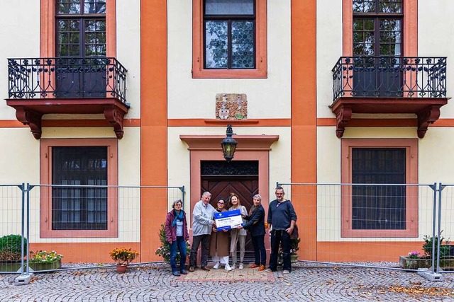 Vor dem Schloss wirkt selbst der symbolische Frdervertrag klein.  | Foto: Hubert Gemmert