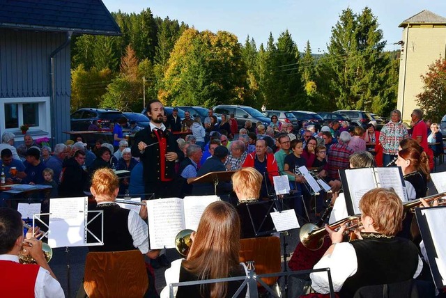 Dirigent Timoth Mthou und seine  Musikerinnen und Musiker in Aktion.  | Foto: Stefan Pichler