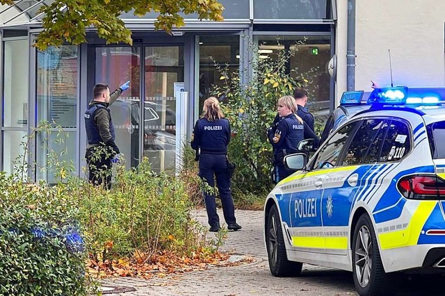 Polizisten stehen vor einer kinder- un...in 63-Jhrigen angegriffen haben soll.  | Foto: Andr Baumgarten (dpa)