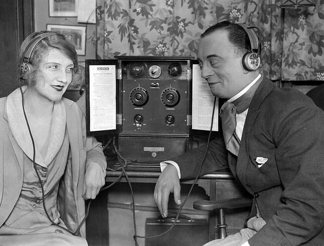 Das neue, sensationelle  Medium der 19...Jahre: Radiohrer in den USA anno 1923  | Foto: imago stock&people