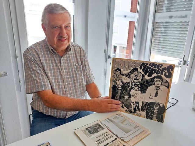 Liebevoll pflegt Karl-Fritz Whrle seine umfangreiche Vinyl-Scheiben-Sammlung.   | Foto: Uwe Schwerer