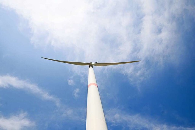 Windkraft wird derzeit in vielen Gemeinden diskutiert.  | Foto: Julian Stratenschulte (dpa)