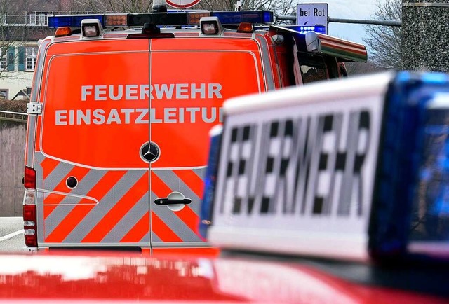 Die Feuerwehr befreite den Lastwagenfahrer aus seinem Fahrzeug.  | Foto: Thomas Kunz