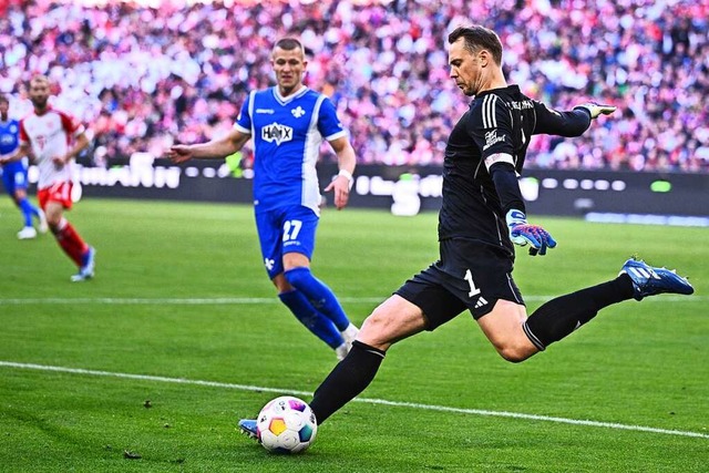 Fr Torwart Manuel Neuer ist das Spiel...schweren Unterschenkelbruch zugezogen.  | Foto: Tom Weller (dpa)