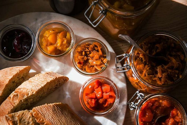 Die Zutaten fr Chutneys lassen sich i...ry und Chili oder Tomaten mit Paprika.  | Foto: Christin Klose (dpa)