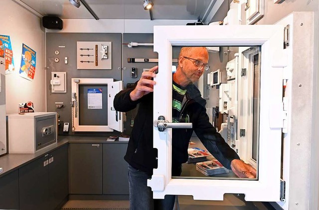 Das Landeskriminalamt hat ein eigenes ...eigen, wie man Fenster sicherer macht.  | Foto: Thomas Kunz