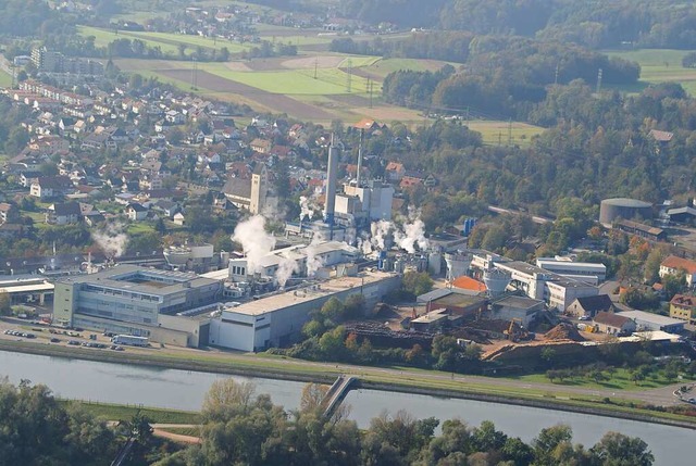 Die Papierfabrik Albbruck im Oktober 2...m Hochrhein emittierten CO2-Menge aus.  | Foto: Ellen Simon