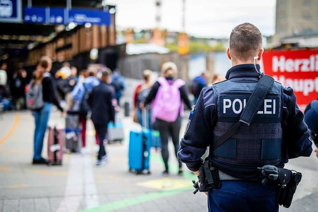 Ein Polizist steht am Hauptbahnhof. Am...on der Polizei gerumt und abgesperrt.  | Foto: Christoph Schmidt (dpa)