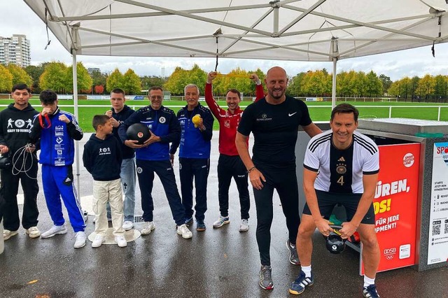 Gruppenbild mit Mitgliedern der Boxsta...abgeordnete  Johannes Fechner (rechts)  | Foto: Stadt Lahr