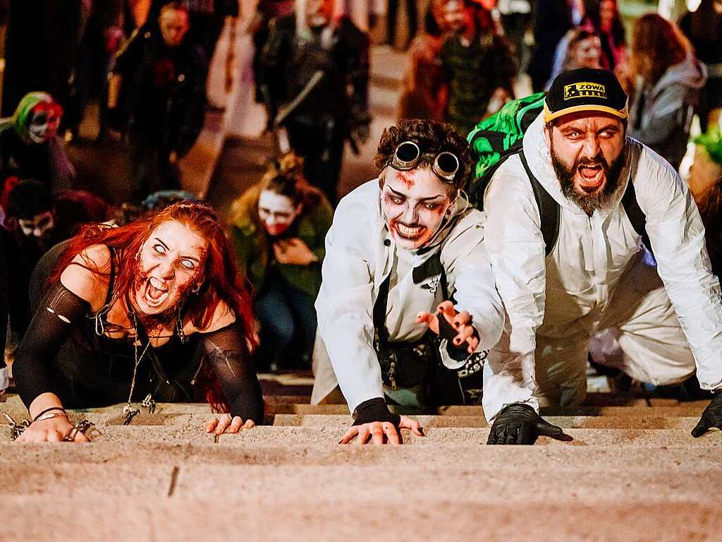 Die Zombies waren am Samstag vor Halloween in Basel los und schlurften vom Gundeli zum Theaterplatz.