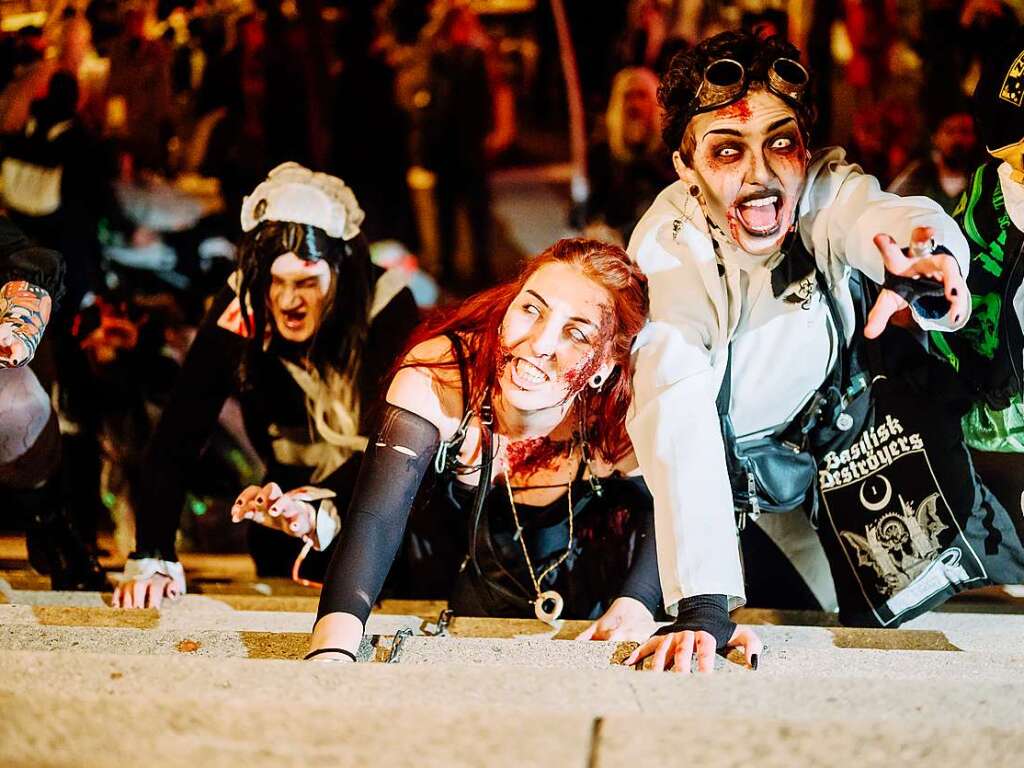 Die Zombies waren am Samstag vor Halloween in Basel los und schlurften vom Gundeli zum Theaterplatz.