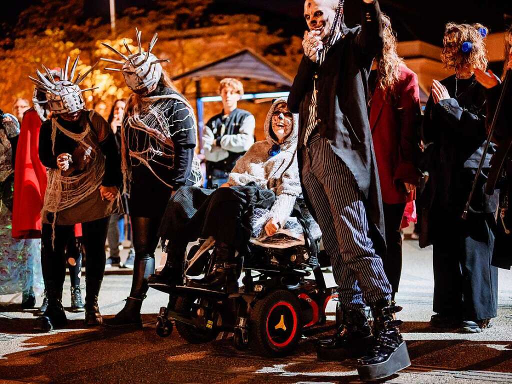 Die Zombies waren am Samstag vor Halloween in Basel los und schlurften vom Gundeli zum Theaterplatz.