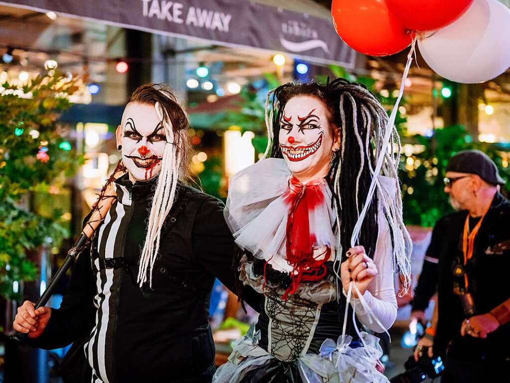 Die Zombies waren am Samstag vor Halloween in Basel los und schlurften vom Gundeli zum Theaterplatz.