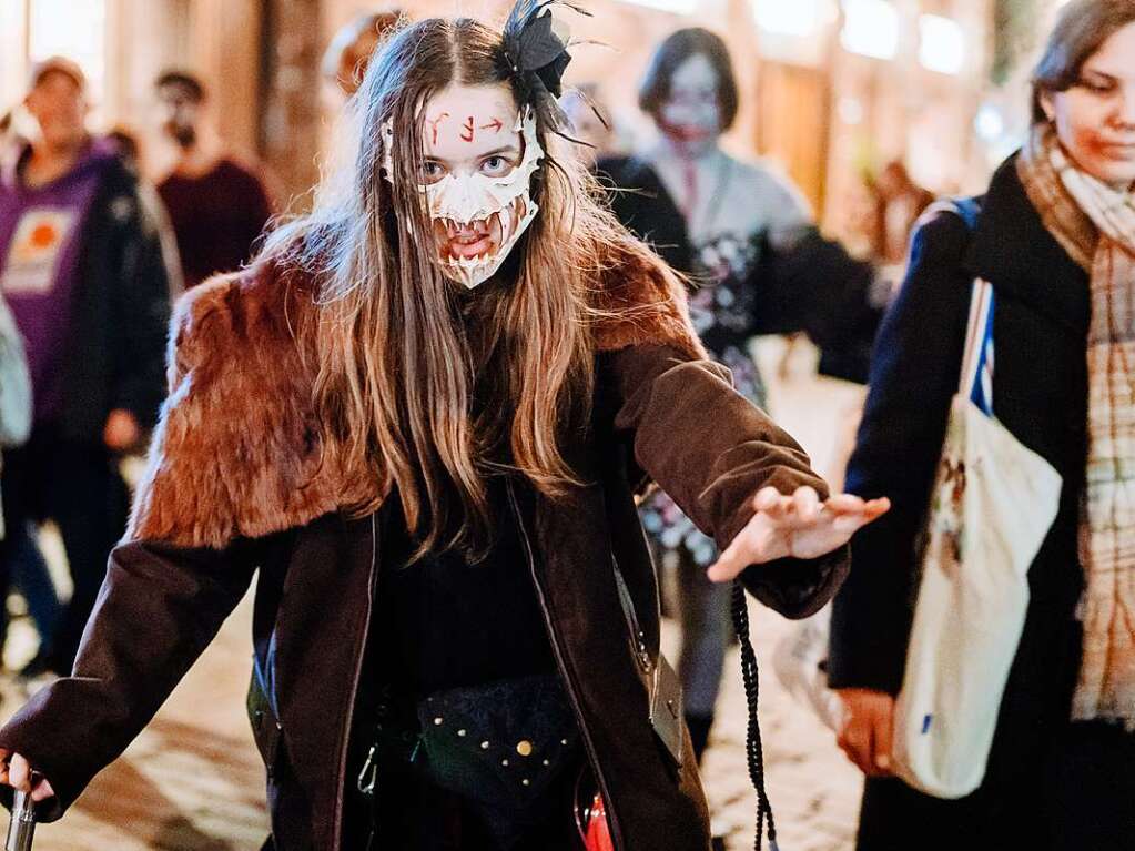 Die Zombies waren am Samstag vor Halloween in Basel los und schlurften vom Gundeli zum Theaterplatz.