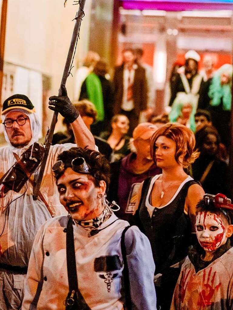 Die Zombies waren am Samstag vor Halloween in Basel los und schlurften vom Gundeli zum Theaterplatz.