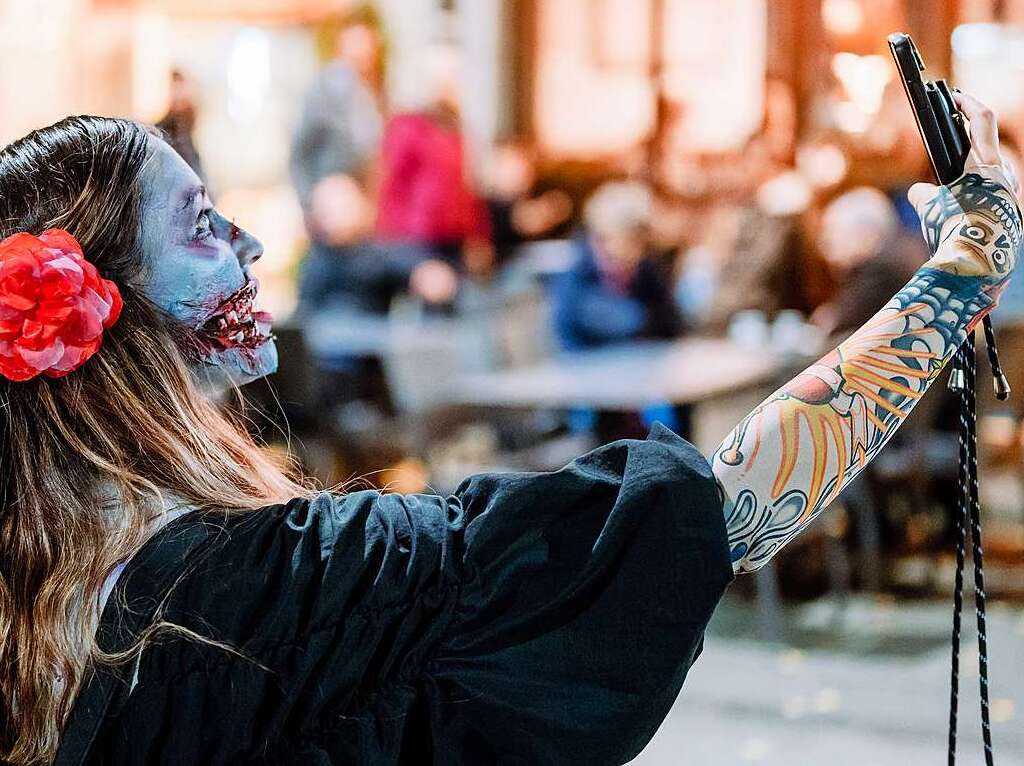 Die Zombies waren am Samstag vor Halloween in Basel los und schlurften vom Gundeli zum Theaterplatz.