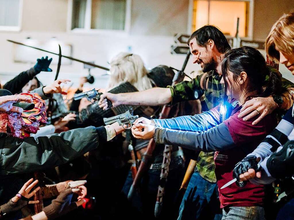 Die Zombies waren am Samstag vor Halloween in Basel los und schlurften vom Gundeli zum Theaterplatz.