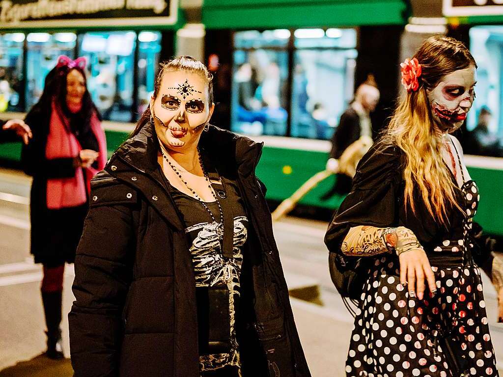 Die Zombies waren am Samstag vor Halloween in Basel los und schlurften vom Gundeli zum Theaterplatz.