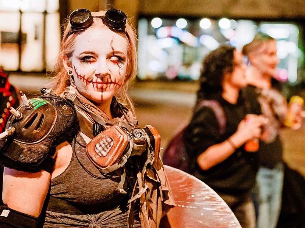 Die Zombies waren am Samstag vor Halloween in Basel los und schlurften vom Gundeli zum Theaterplatz.