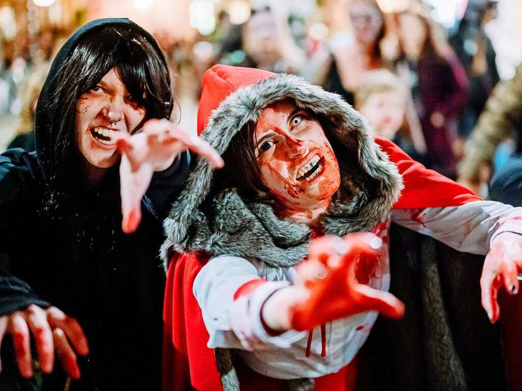 Die Zombies waren am Samstag vor Halloween in Basel los und schlurften vom Gundeli zum Theaterplatz.