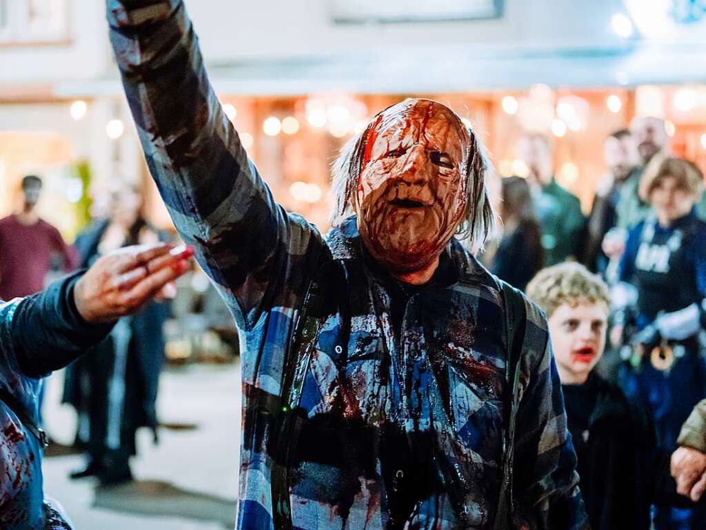 Die Zombies waren am Samstag vor Halloween in Basel los und schlurften vom Gundeli zum Theaterplatz.