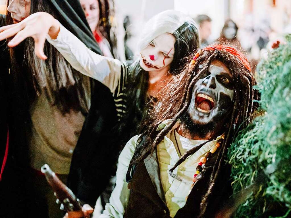 Die Zombies waren am Samstag vor Halloween in Basel los und schlurften vom Gundeli zum Theaterplatz.