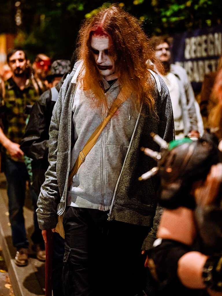 Die Zombies waren am Samstag vor Halloween in Basel los und schlurften vom Gundeli zum Theaterplatz.