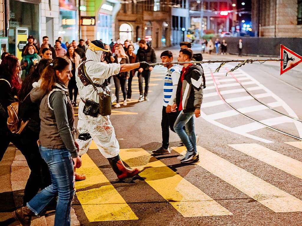 Die Zombies waren am Samstag vor Halloween in Basel los und schlurften vom Gundeli zum Theaterplatz.