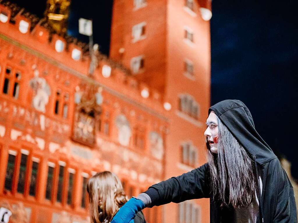 Die Zombies waren am Samstag vor Halloween in Basel los und schlurften vom Gundeli zum Theaterplatz.