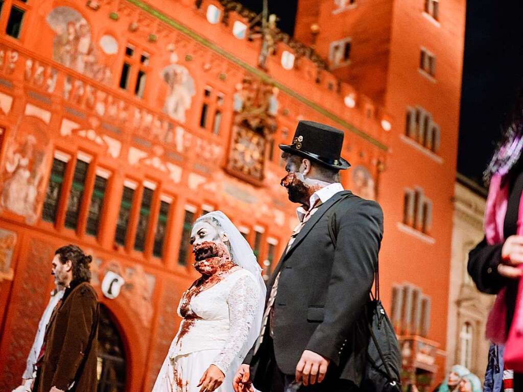 Die Zombies waren am Samstag vor Halloween in Basel los und schlurften vom Gundeli zum Theaterplatz.