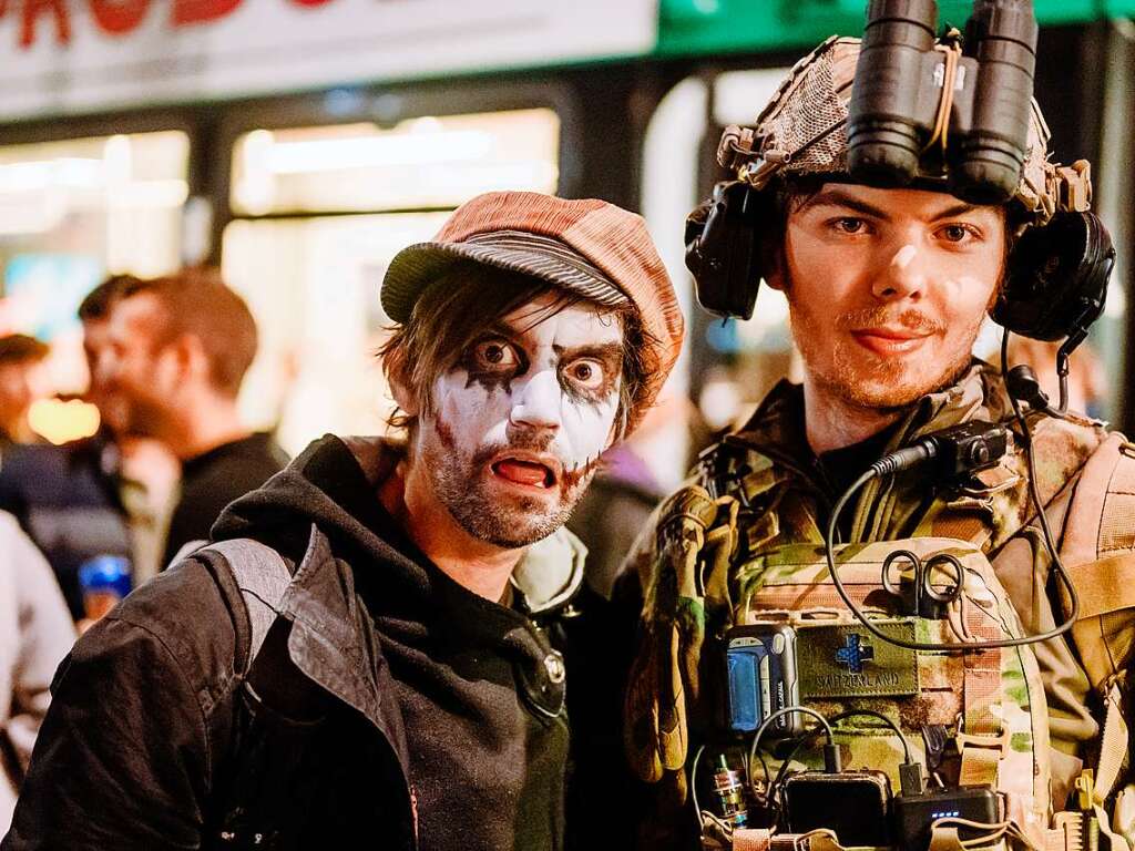 Die Zombies waren am Samstag vor Halloween in Basel los und schlurften vom Gundeli zum Theaterplatz.