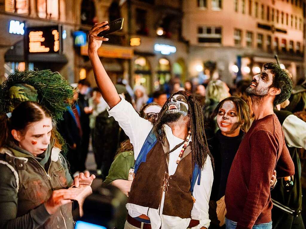 Die Zombies waren am Samstag vor Halloween in Basel los und schlurften vom Gundeli zum Theaterplatz.