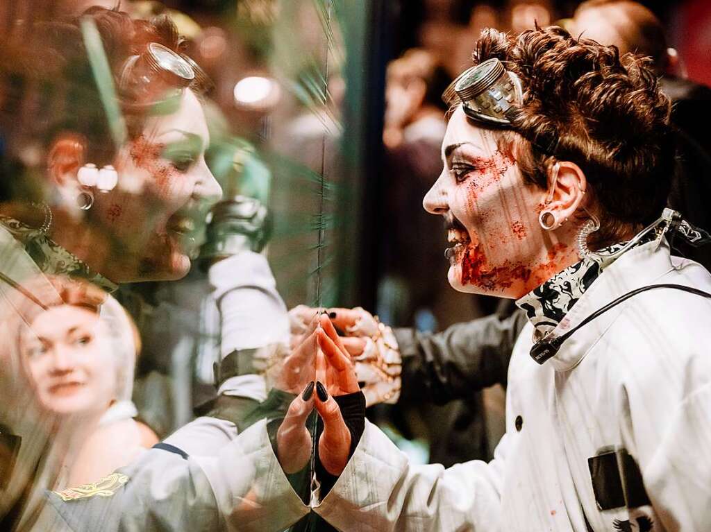 Die Zombies waren am Samstag vor Halloween in Basel los und schlurften vom Gundeli zum Theaterplatz.